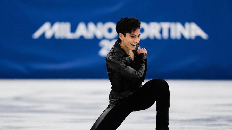 Donovan Carrillo durante su programa libre en la final de patinaje artístico de Milano-Cortina 2026, donde superó su marca personal y volvió a colocar a México en el escenario olímpico invernal.
