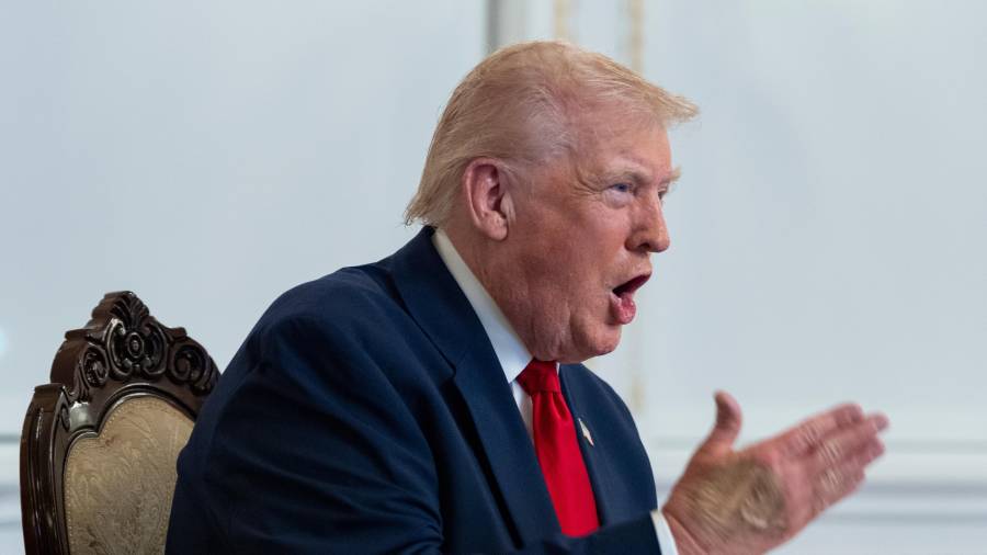 Donald Trump habla con las tropas estadounidenses por video desde su propiedad de Mar-a-Lago en Palm Beach, Florida.