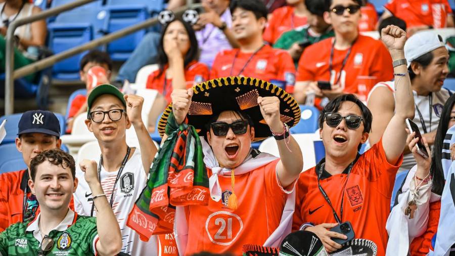 Aficionados surcoreanos en Monterrey muestran su apoyo a la selección de Corea del Sur durante el Mundial 2026, en un ambiente de convivencia con seguidores locales.
