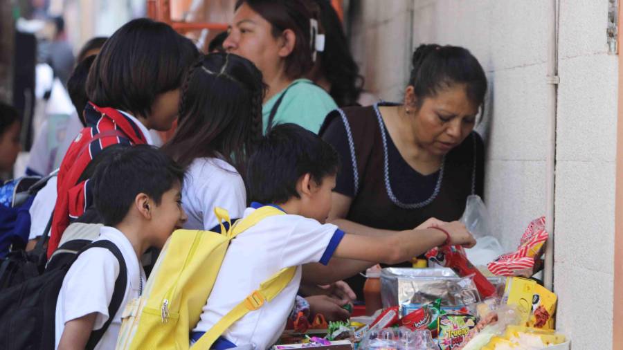En más de 80 mil planteles de primaria continúa la venta de comida chatarra.