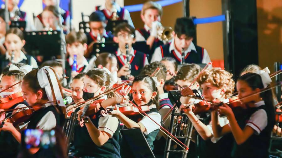 Participaron alumnos de kínder, primaria y secundaria, tocando diferentes instrumentos o siendo parte del coro