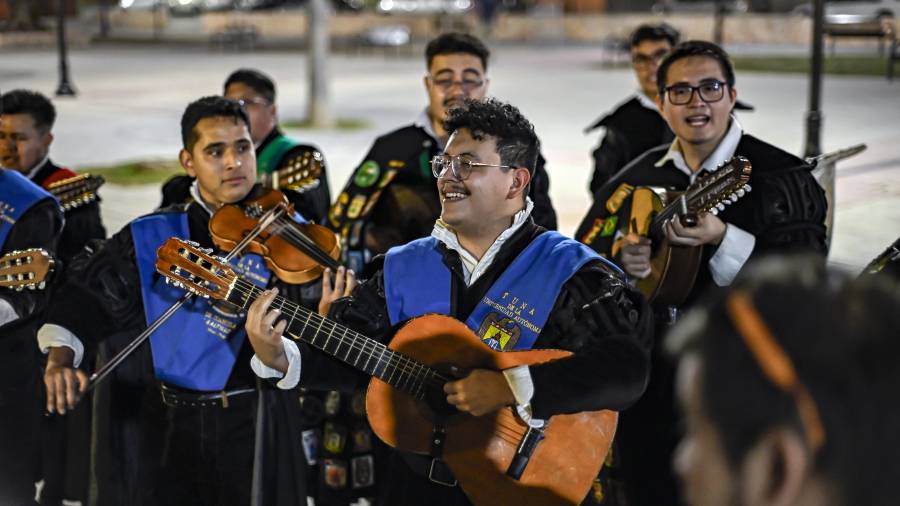 Talento universitario: Las tunas de la UAdeC inyectaron alegría y ritmo en cada parada del recorrido, conectando con el público de todas las edades.