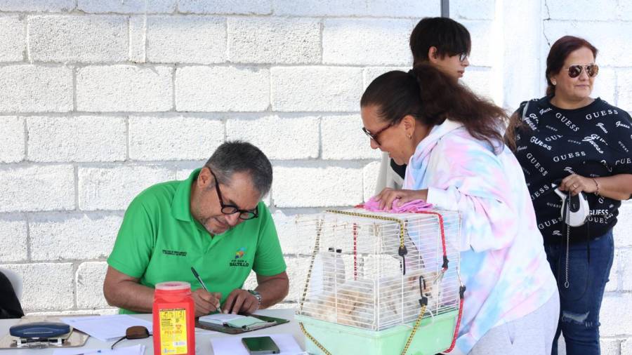 En la jornada brindaron servicios de vacunación, desparasitación y baños antigarrapatas.