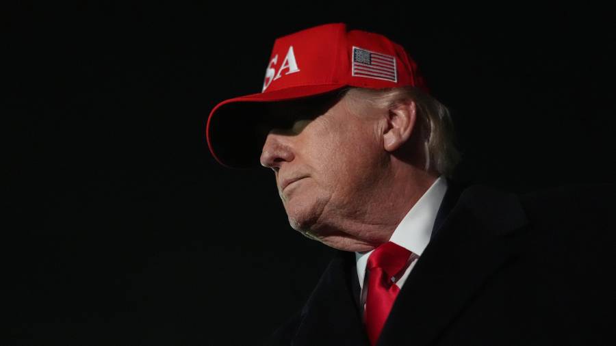 El presidente estadounidense Donald Trump habla con periodistas en la Base Conjunta Andrews, Maryland, tras su regreso de Miami.