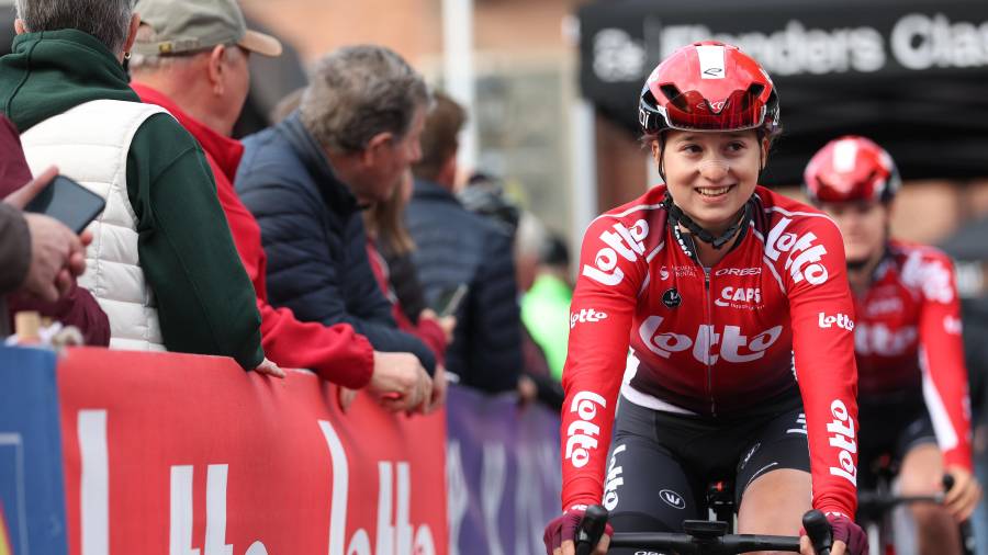 Romina Hinojosa completó la montañosa quinta etapa y se mantiene en competencia en su histórico debut en el Tour de Francia Femenil.