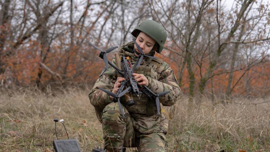 Monka, una operadora de drones FPV de la tercera brigada de asalto, monta un dron FPV durante una demostración para The Associated Press, el 5 de noviembre de 2025, en Járkiv Oblast, Ucrania.
