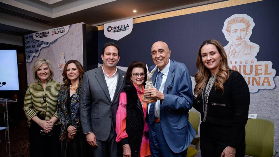 El alcalde Javier Díaz González encabezó la ceremonia en la que se reconoció el legado cultural del creador saltillense.