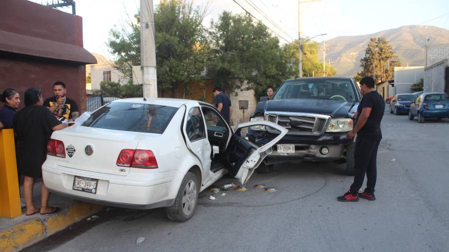Bomberos acudieron al lugar para realizar el rescate.