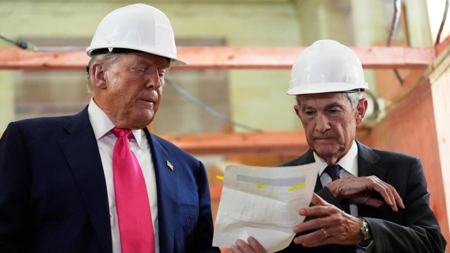 El presidente de la Reserva Federal, Jerome Powell y el presidente Donald Trump examinan un documento con cifras de costos durante una visita a la Reserva Federal, el jueves 24 de julio de 2025, en Washington.
