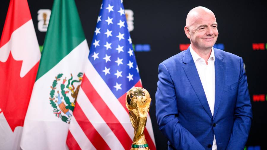 Grupos de seguidores de distintos continentes lanzaron la campaña #InfantinoOut, protestando contra el líder de la FIFA