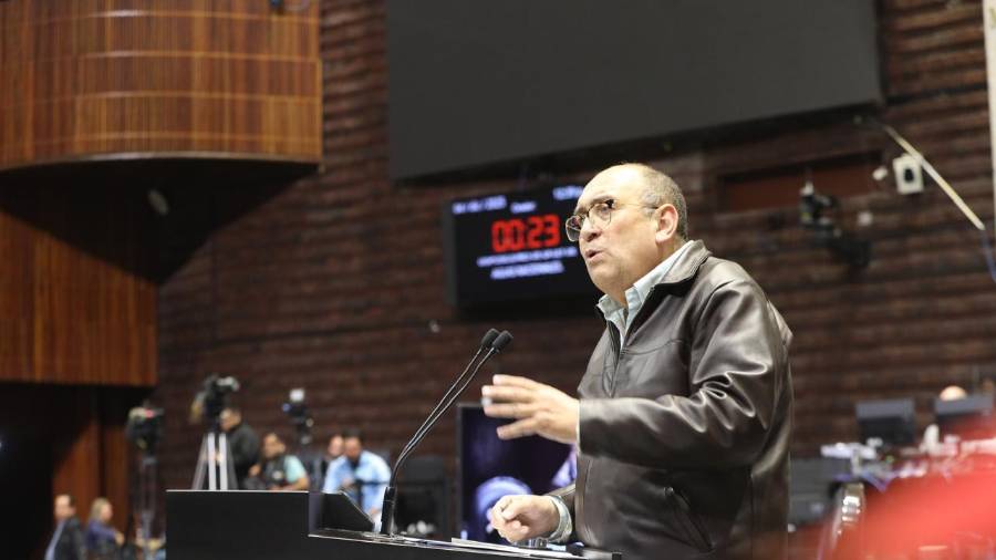 El priista denunció que el artículo 22 de la ley impide la transmisión de derechos de concesiones.