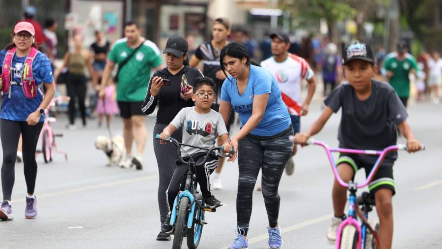 La Ruta Recreativa reunió a ciclistas de distintas edades, quienes aprovecharon el circuito para recorrer en bicicleta el bulevar Venustiano Carranza.