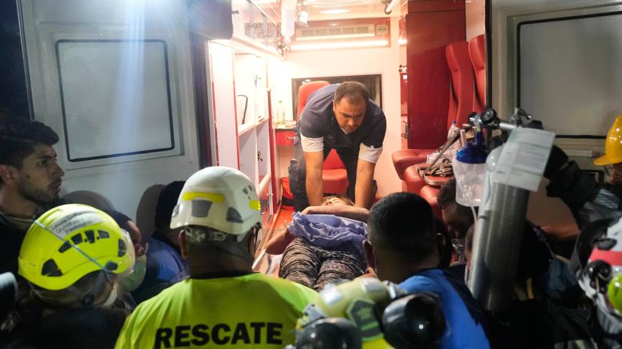 Equipos de rescate transportan a la sobreviviente Daniela Largo tras sacarla de los escombros, un día después de que un terremoto azotara Pereira, Colombia, el martes 11 de agosto de 2026.