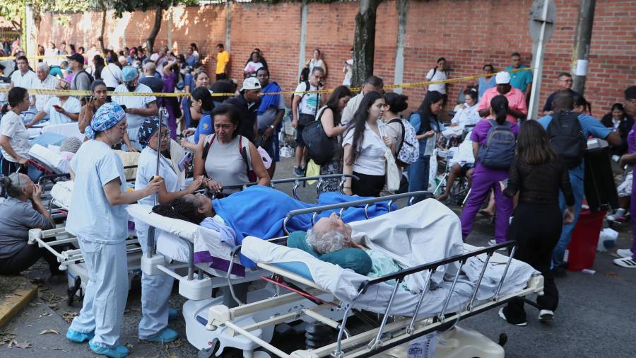 Los pacientes son evacuados de un hospital tras el terremoto que azotó Cali. Se estima que hay más personas del área de cuidados intensivos bajo los escombros.