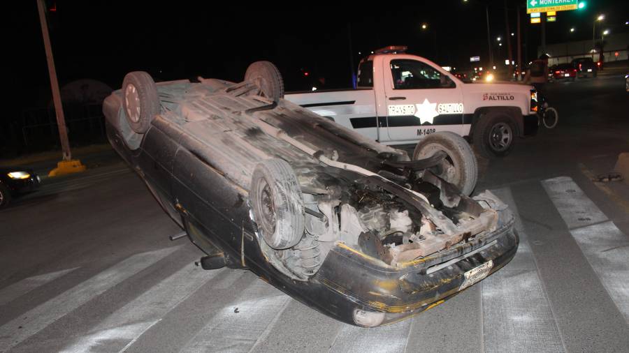 El automóvil resultó con daños considerables, destacando el rin delantero completamente destruido tras el impacto.