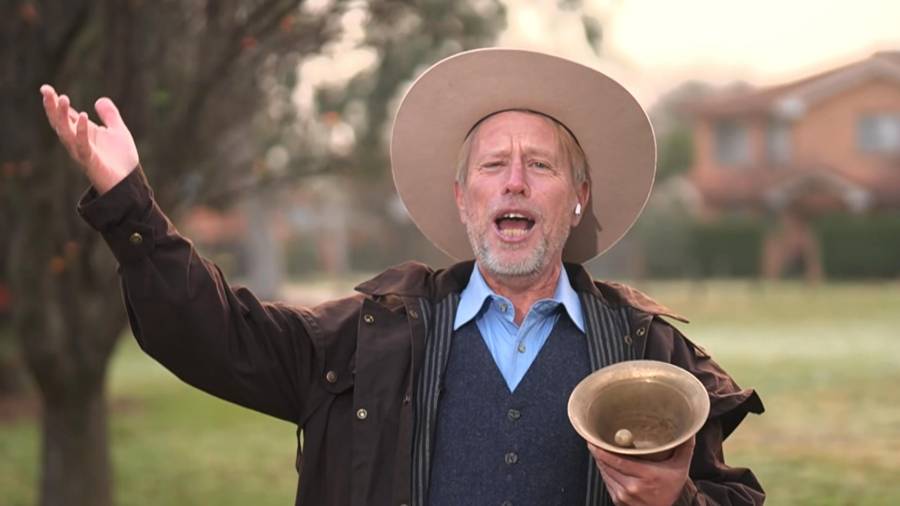 En esta imagen extraída de un vídeo, Joseph McGrail-Bateup demuestra el poder de su voz en Canberra, tras ser reconocido por el Libro Guinness de los Récords como la persona que habla más alto del mundo.