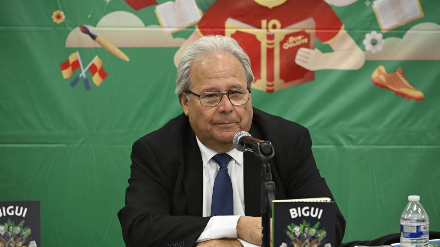 Plácido Jiménez en su participación durante la Feria Internacional del Libro Coahuila.