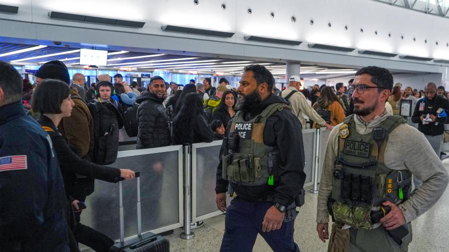 Autoridades de algunos estados condenaron la acción, pues dicen que los agentes migratorios no tienen la formación para tareas en aeropuertos.