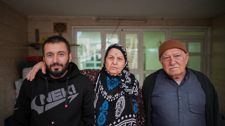 El refugiado sirio Mohammed Dawood, de 30 años (izquierda), posa para una foto con sus padres, Hayat Fatah, de 65 años (centro), y Abdulilah Amin Dawoud, de 73, en su casa en Irbil, Irak.