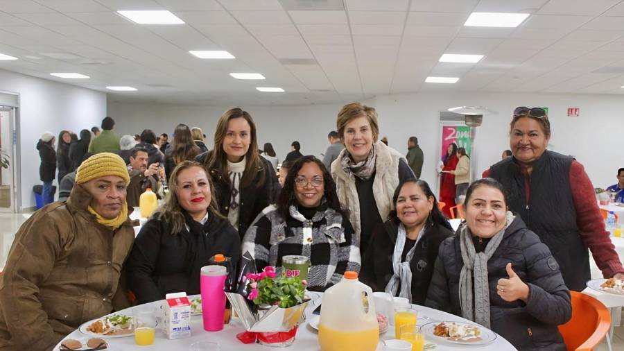 Selina Bremer de Cepeda encabezó el desayuno conmemorativo por el Día del Trabajador del DIF en Torreón.
