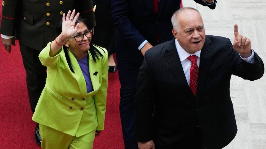 La presidenta interina de Venezuela, Delcy Rodríguez, izquierda, y el ministro del Interior, Diosdado Cabello, llegan a la Asamblea Nacional en Caracas, Venezuela, el jueves 15 de enero de 2026.