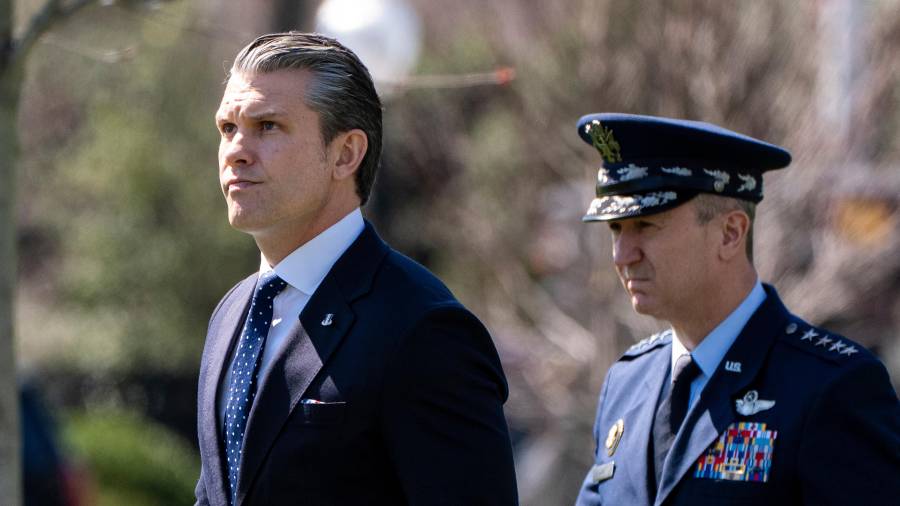 En la imagen se observa al secretario de Defensa de Estados Unidos Pete Hegseth en la Casa Blanca en Washington.