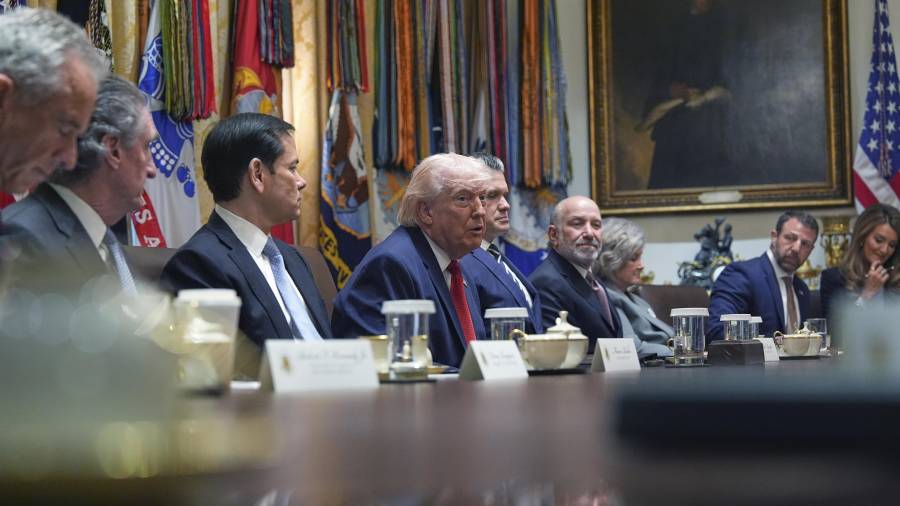El presidente Donald Trump habla durante una reunión de gabinete en la Casa Blanca en Washington.