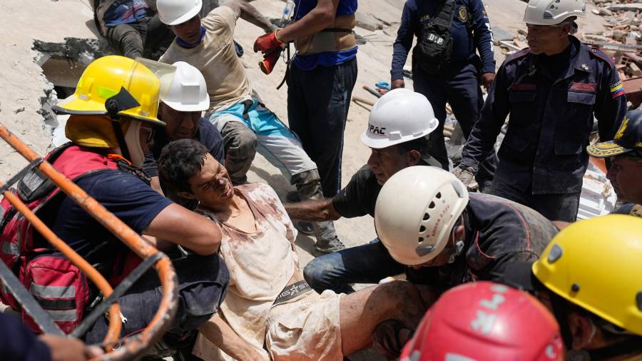 Los rescatistas colocan a Daniel Cordero en una camilla tras sacarlo de entre los escombros dos días después del terremoto que azotó Catia la Mar, Venezuela el viernes 26 de junio de 2026.