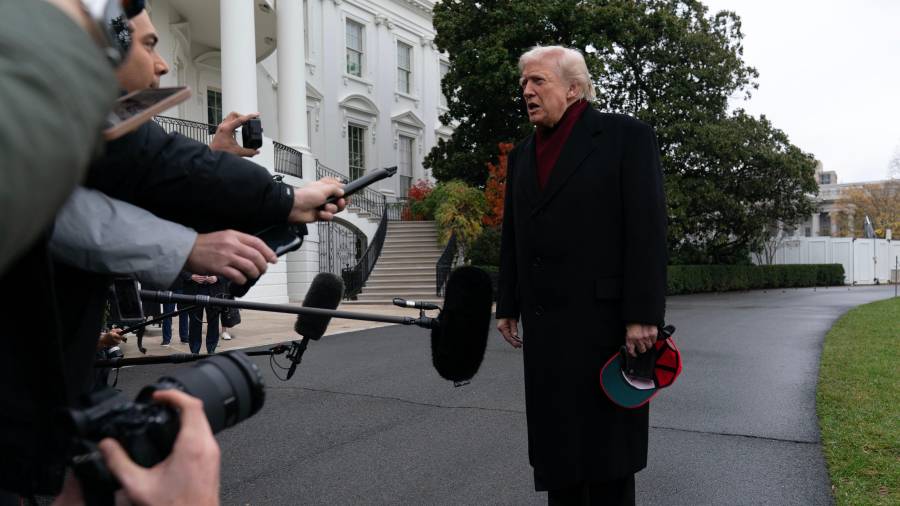 El presidente Donald Trump habla con la prensa al partir del Jardín Sur de la Casa Blanca, el sábado 22 de noviembre de 2025, en Washington, rumbo a la Base Conjunta Andrews.