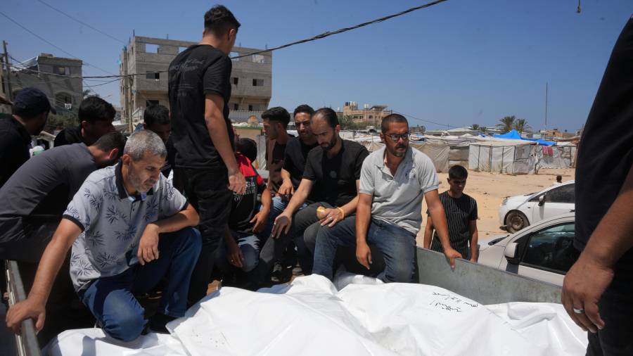 Palestinos trasladan los cuerpos de personas fallecidas en un ataque militar israelí contra un edificio residencial durante su funeral en el Hospital Al-Aqsa en Deir al-Balah, en el centro de la Franja de Gaza, el miércoles 15 de julio de 2026.(AP Foto/Abdel Kareem Hana)