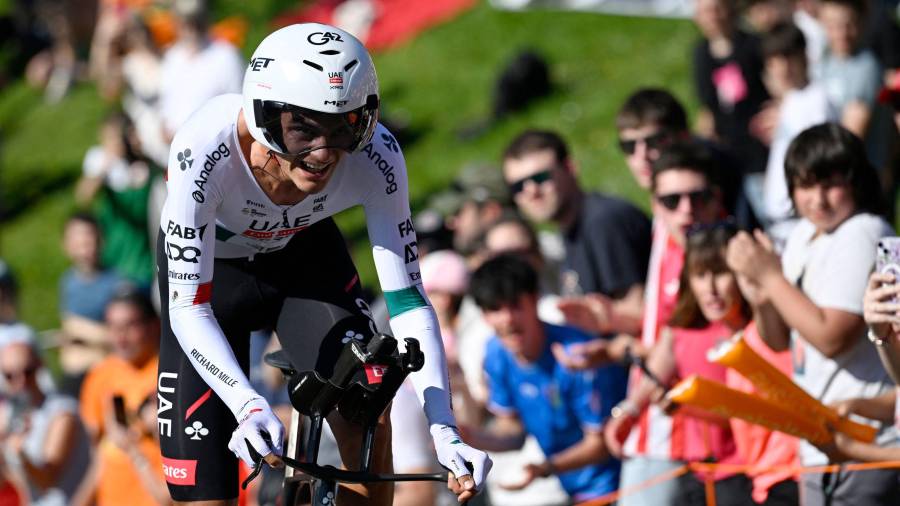 Isaac del Toro sigue dentro del top 15 general del Tour Auvergne-Rhône-Alpes 2026 tras una jornada controlada en Francia.