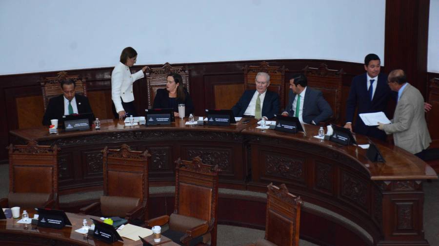 Las diputaciones podrán ser reelectas hasta por cuatro periodos consecutivos, mientras que los integrantes de los ayuntamientos podrán hacerlo hasta por dos.