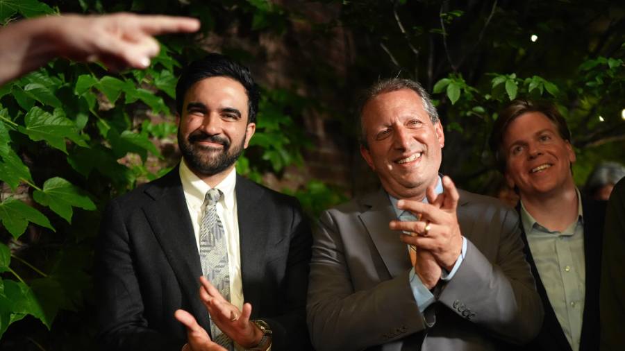 El candidato congresional demócrata Brad Lander con el alcalde de la ciudad de Nueva York Zohran Mamdani, en Nueva York, el 23 de junio del 2026.