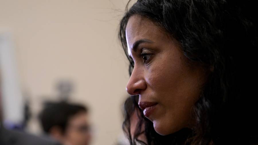 Lisa Phillips, víctima del abuso de Jeffrey Epstein, habla con periodistas tras una conferencia de prensa con miembros del Caucus de Mujeres Demócratas en Washington.