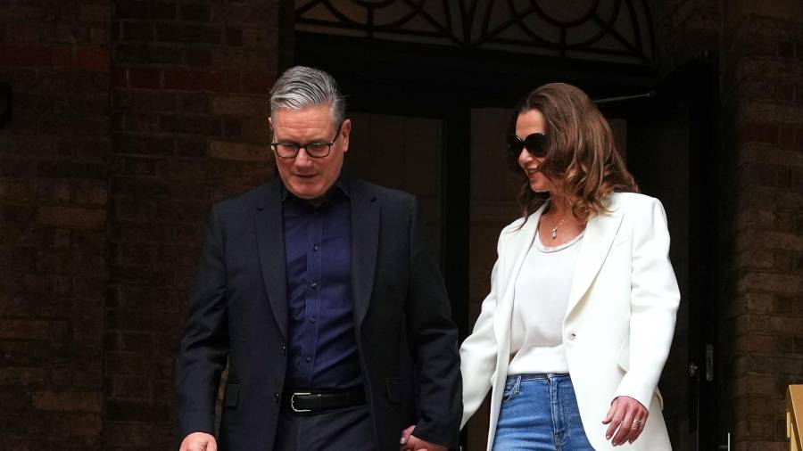 El primer ministro británico, Keir Starmer, y su esposa Victoria salen de un colegio electoral en el centro de Londres, tras emitir sus votos en las elecciones locales.