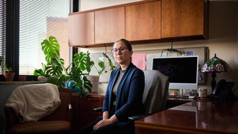 La psicóloga Julia Sheffield en su oficina del Centro Médico de la Universidad de Vanderbilt. Sheffield fue de las primeras en alertar sobre cómo la IA puede reforzar creencias delirantes en los pacientes.