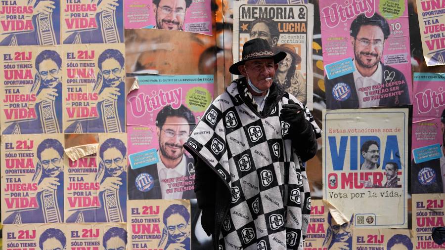Un hombre fuma frente a carteles del candidato presidencial de la coalición Pacto Histórico, Iván Cepeda, en Bogotá, Colombia, el viernes 19 de junio de 2026.