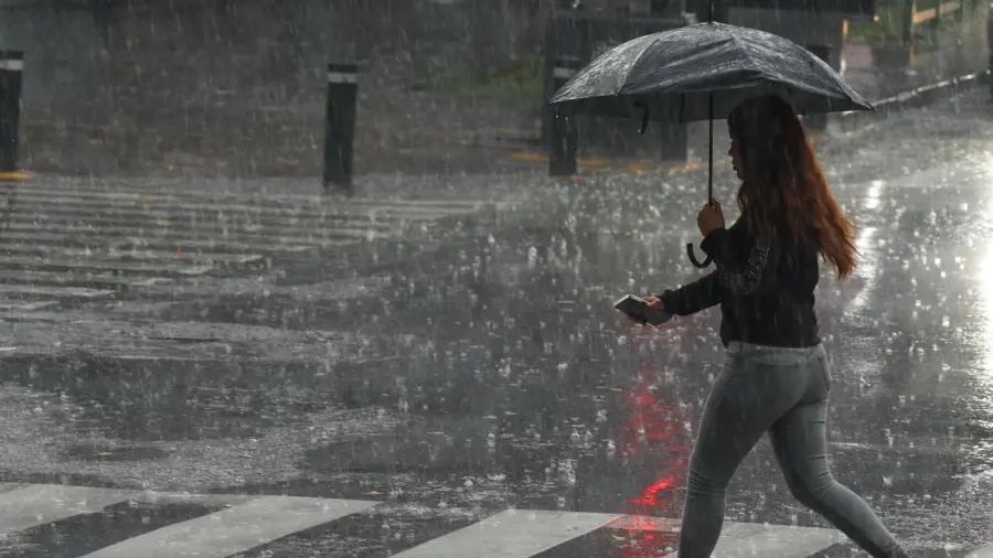 Este día, domingo 4 de octubre, el frente número 1 se extenderá como estacionario frente a la costa de Tamaulipas originando lluvias intensas.