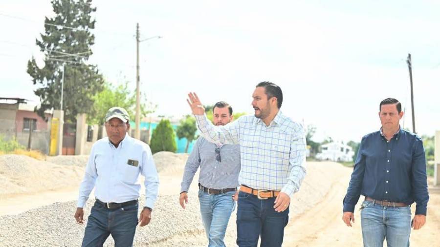 El alcalde Carlos Villarreal recorrió diversos frentes de obra para verificar el avance de proyectos que fortalecen la movilidad, recuperan espacios públicos y contribuyen al desarrollo integral de Monclova.