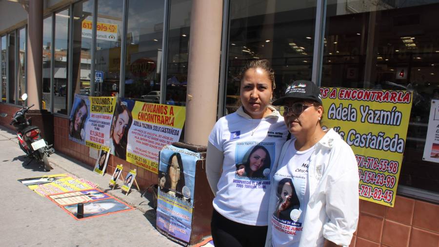 A más de dos décadas de su desaparición, la familia continúa difundiendo el rostro de Adela Yazmín en el sitio en que fue vista por última vez.