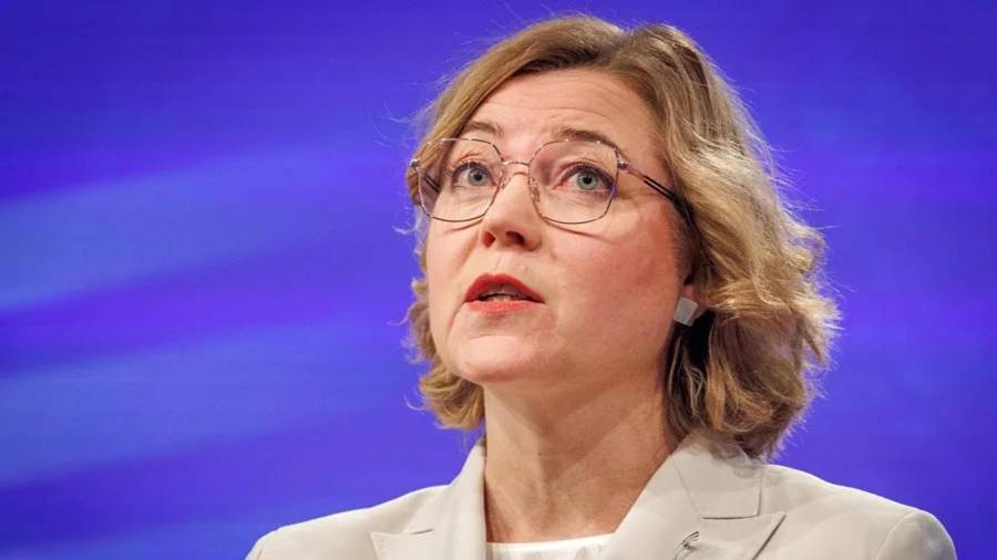 La vicepresidenta ejecutiva de Soberanía Tecnológica, Seguridad y Democracia, Henna Virkkunen, en una conferencia de prensa en Bruselas, Bélgica.