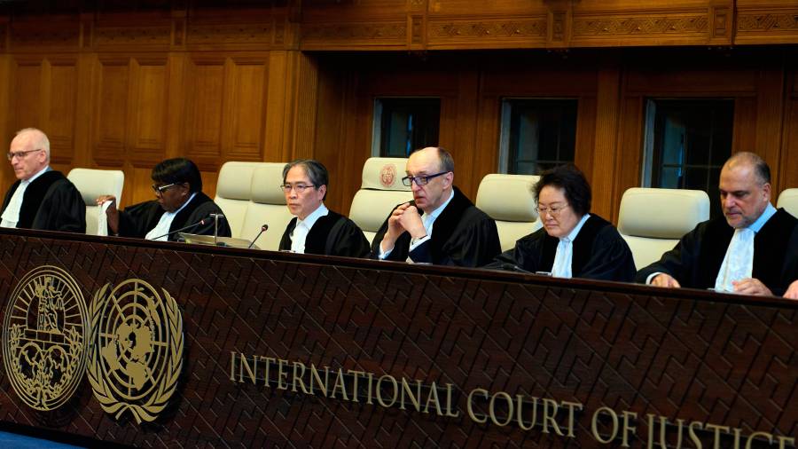 El juez presidente Yuji Iwasawa, tercero por la izquierda, inaugura la sesión de la Corte Internacional de Justicia en La Haya, Países Bajos.