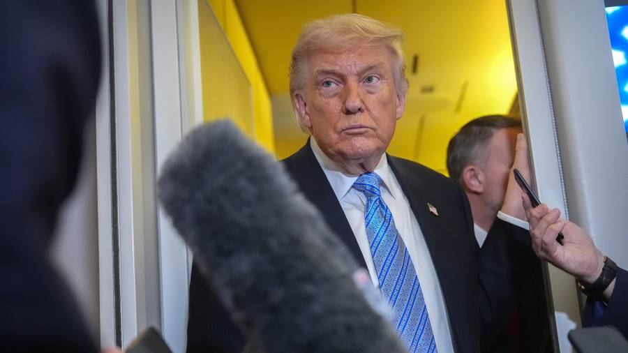 El presidente Donald Trump habla con los periodistas a bordo del Air Force One.