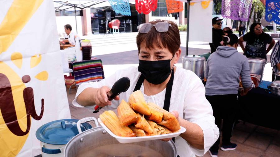 Adriana Gómez Ochoa, con 37 años de experiencia en la cocina, ha impulsado una propuesta de tamales artesanales que mezcla herencia familiar y nuevos sabores.