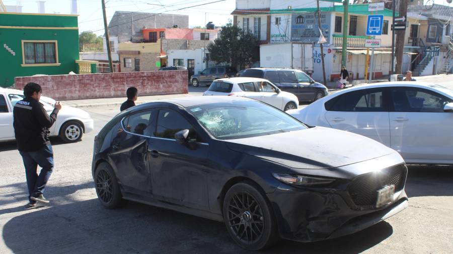 El vehículo Mazda 3 presentó daños de consideración en el cristal delantero derecho tras la colisión con la motocicleta.