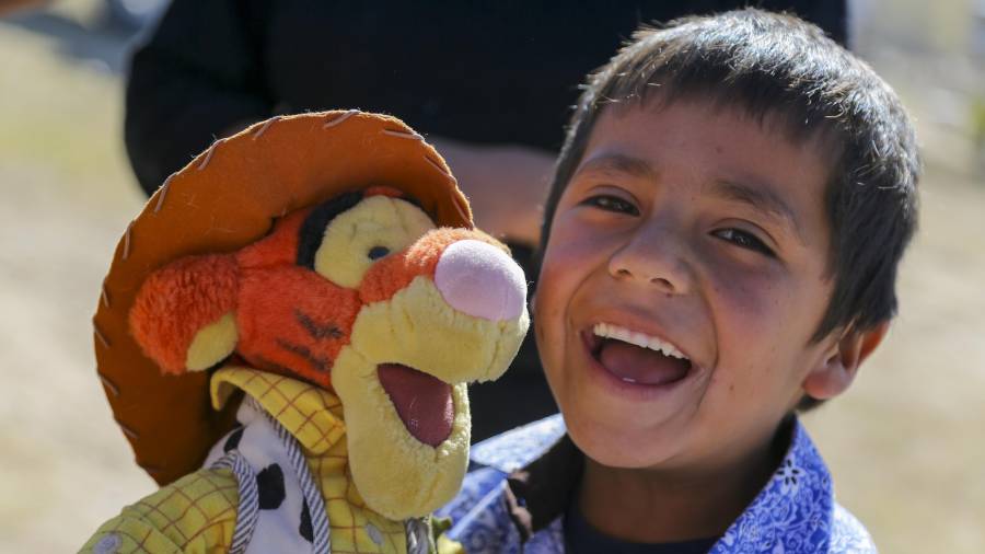 Juguetes, cobijas y despensas forman parte de los apoyos que integrantes del Club Saltillo 4x4 entregan a cerca de 200 familias durante la Ruta de Reyes.