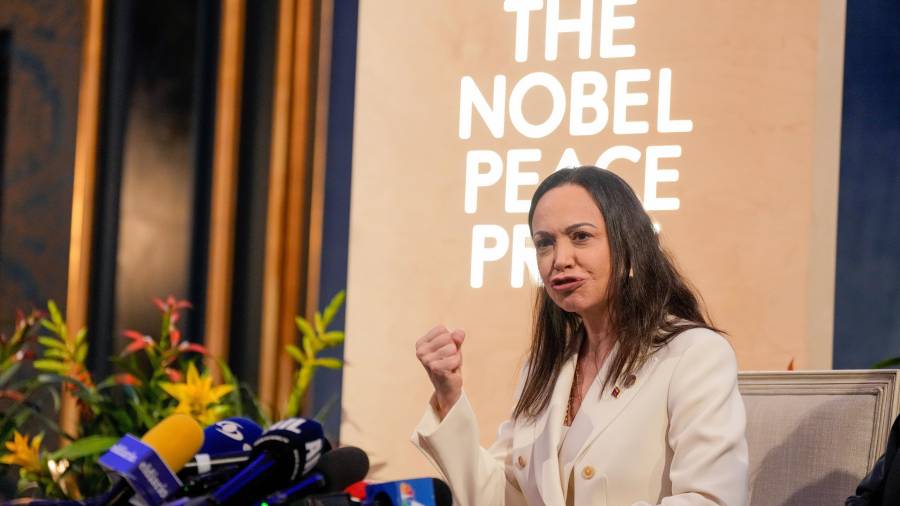 La premio Nobel de la Paz María Corina Machado habla durante una conferencia de prensa en el Grand Hotel de Oslo, Noruega.