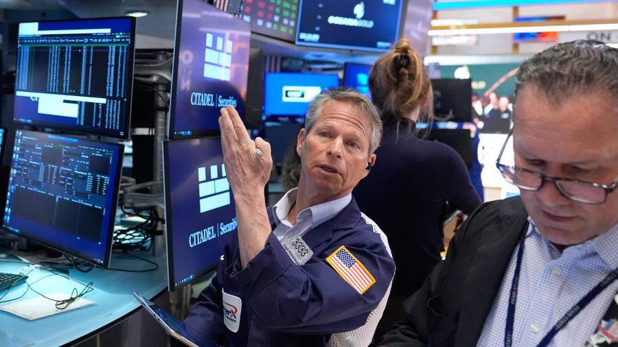 Crudo cae por debajo de los 100 dólares tras cese al fuego entre EU e Irán; acciones al alza