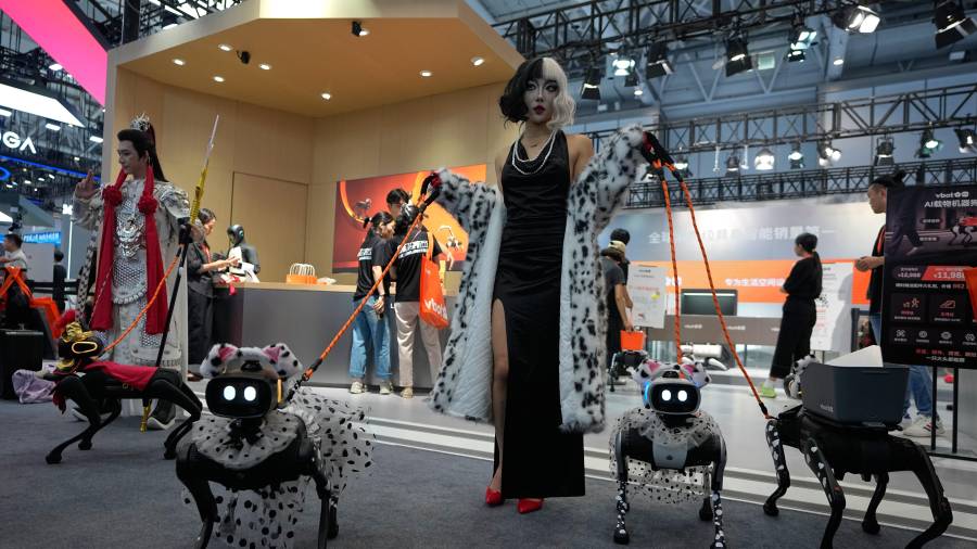 Robots en forma de perros en la Conferencia Mundial de Robots en el Centro de Exposiciones Beiren Yichuang en Beijing, el 19 de agosto del 2026.