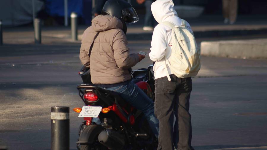 20 de diciembre del 2025. El servicio de transporte de motocicletas por aplicación está en auge en la Ciudad de México y la Zona Metropolitana del Valle de México, pues usuarios lo consideran una opción ágil para sortear el tráfico y más barato, pese a los riesgos que conlleva.